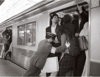 Illustration for article titled Incredible Ways People Deal with Overloaded Transit Systems in Asia